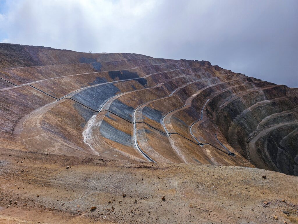 OPEN PIT MINE WITH GEOSYNTHETIC DINS